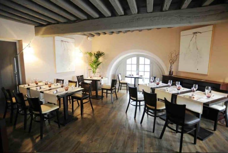 Une ambiance confortable au bar Le Dix