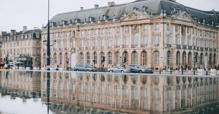 Quels secrets se cachent derrière Bordeaux insolite et mystérieux ?